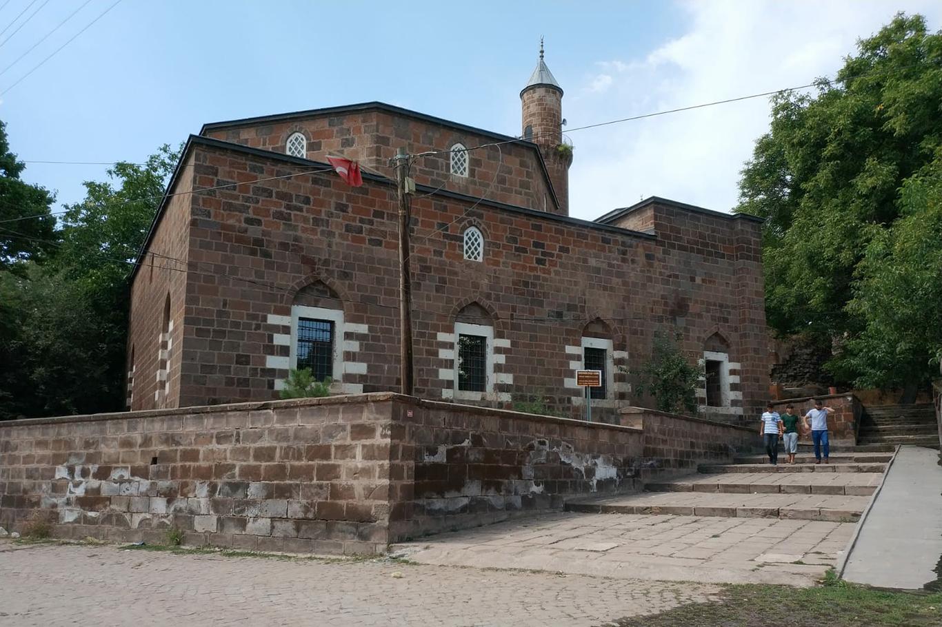 Tarihi camide abdest alınacak yerin olmayışı tepkilere neden oluyor Tarihi camide abdest alınacak yerin olmayışı tepkilere neden oluyor